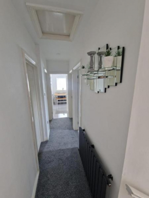 Captivating 2-Bed Apartment in Tenby